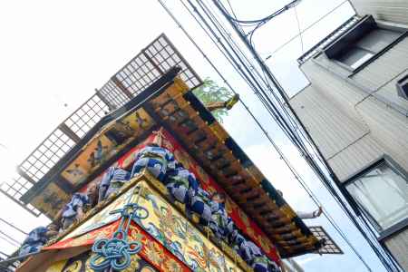 曳初め　岩戸山を見上げる