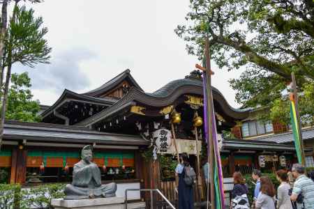 晴明祭　本殿に参る人々