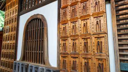 釘抜地蔵　花頭窓と絵馬