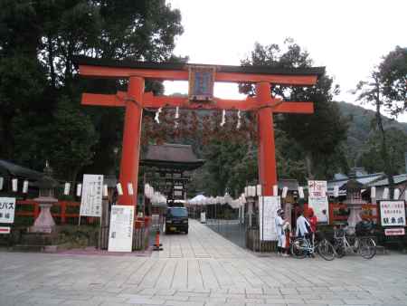 松尾大社鳥居と注連縄