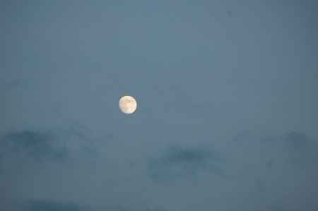 松尾大社からの満月