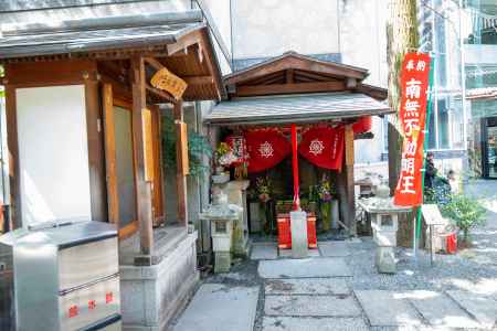 六角堂　石不動