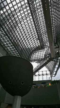 ガラス屋根と丸みを帯びた換気塔