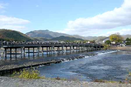 渡月橋の向こうに鳥居形