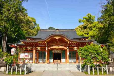 青の空と朱の社殿