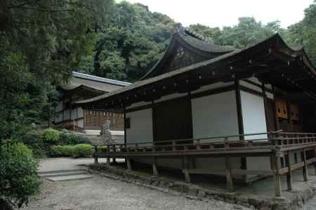 宇治上神社　拝殿の奥に見える本殿覆屋