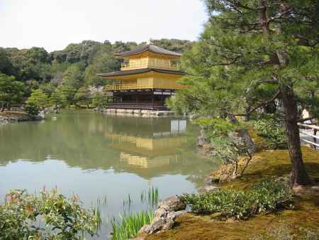 晴れた日の金閣寺