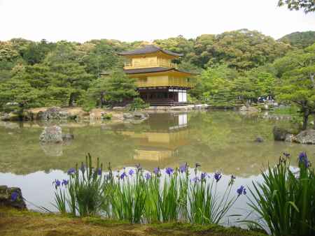 春の晴れた日の金閣寺