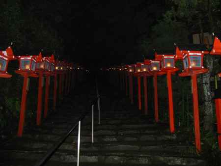 夜の貴船神社の火灯ろう