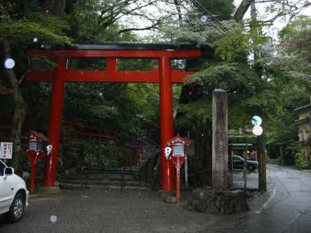 雨の貴船神社の鳥居