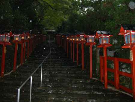 雨の貴船神社