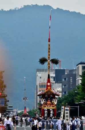長刀、夏空に高く
