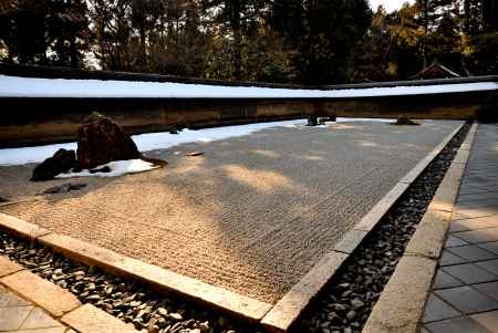 禅寺の名残り雪