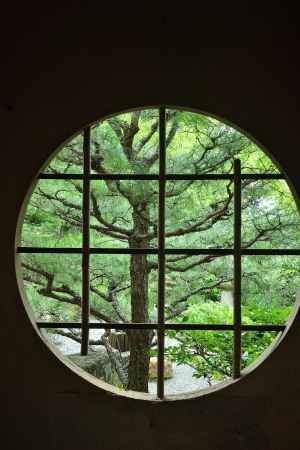 青松の丸窓