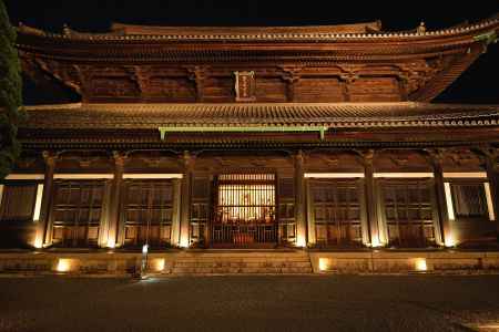 名刹の夜灯り