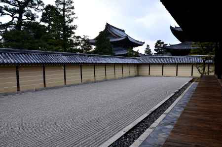 小雪の落ちる庭