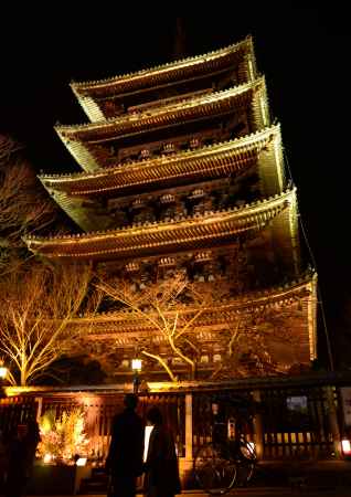 春の宵、八坂の塔