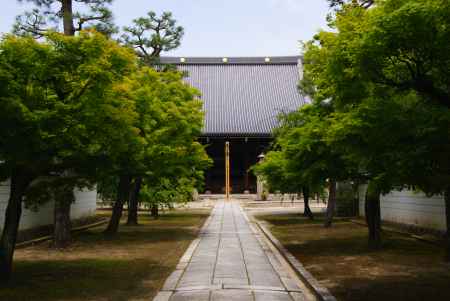 妙顕寺　本堂へ
