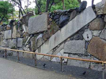 いろんな石でできてる石垣