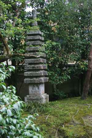 ひっそりと石塔