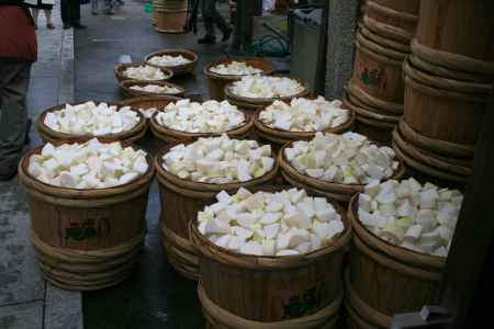 了徳寺の大根焚き準備