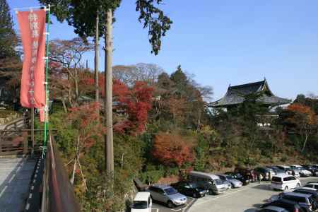 真っ赤な紅葉と秋晴れ