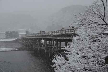 雪の渡月橋