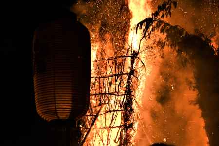 勢いよく燃える松明