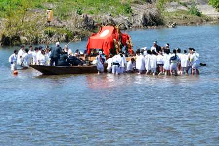 神輿を小舟に乗せる