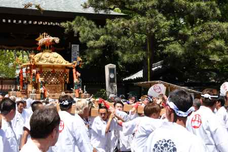 上御霊神社をでる神輿