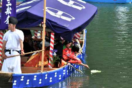 三船祭　扇を流す