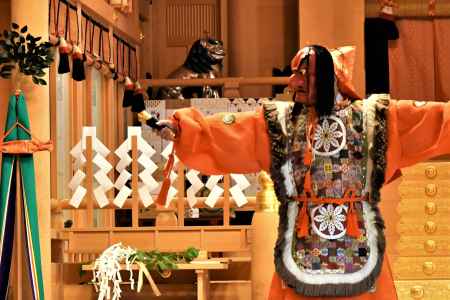 本殿での舞楽奉納の儀2