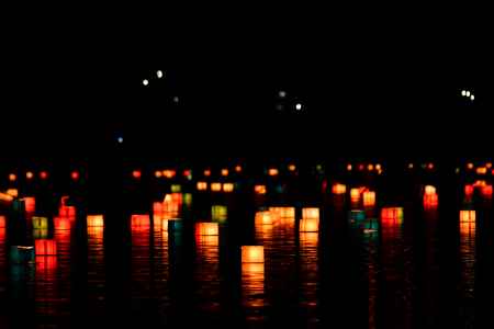 幻想的な灯篭の灯