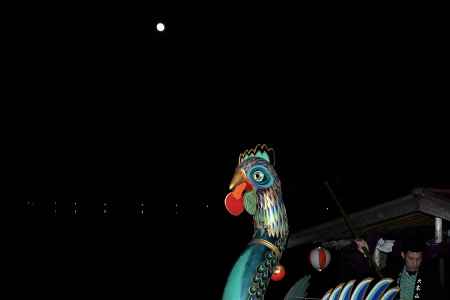 鷁首舟首と名月