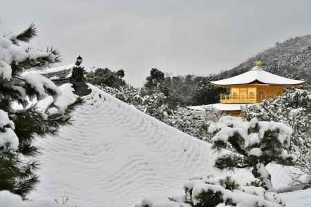 雪の鹿苑寺