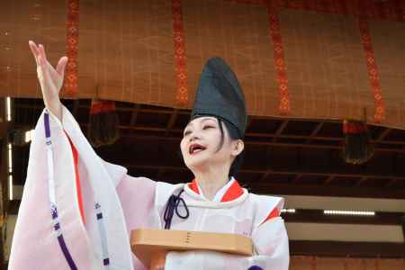 八坂神社節分祭　今様奉納後の豆まき