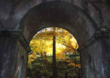 疏水橋をくぐれば