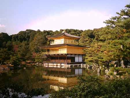 水面に映る金閣寺