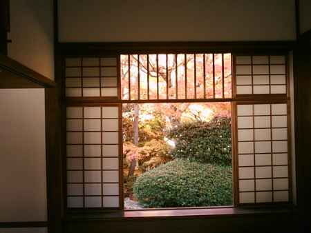 秋の源光庵迷いの窓