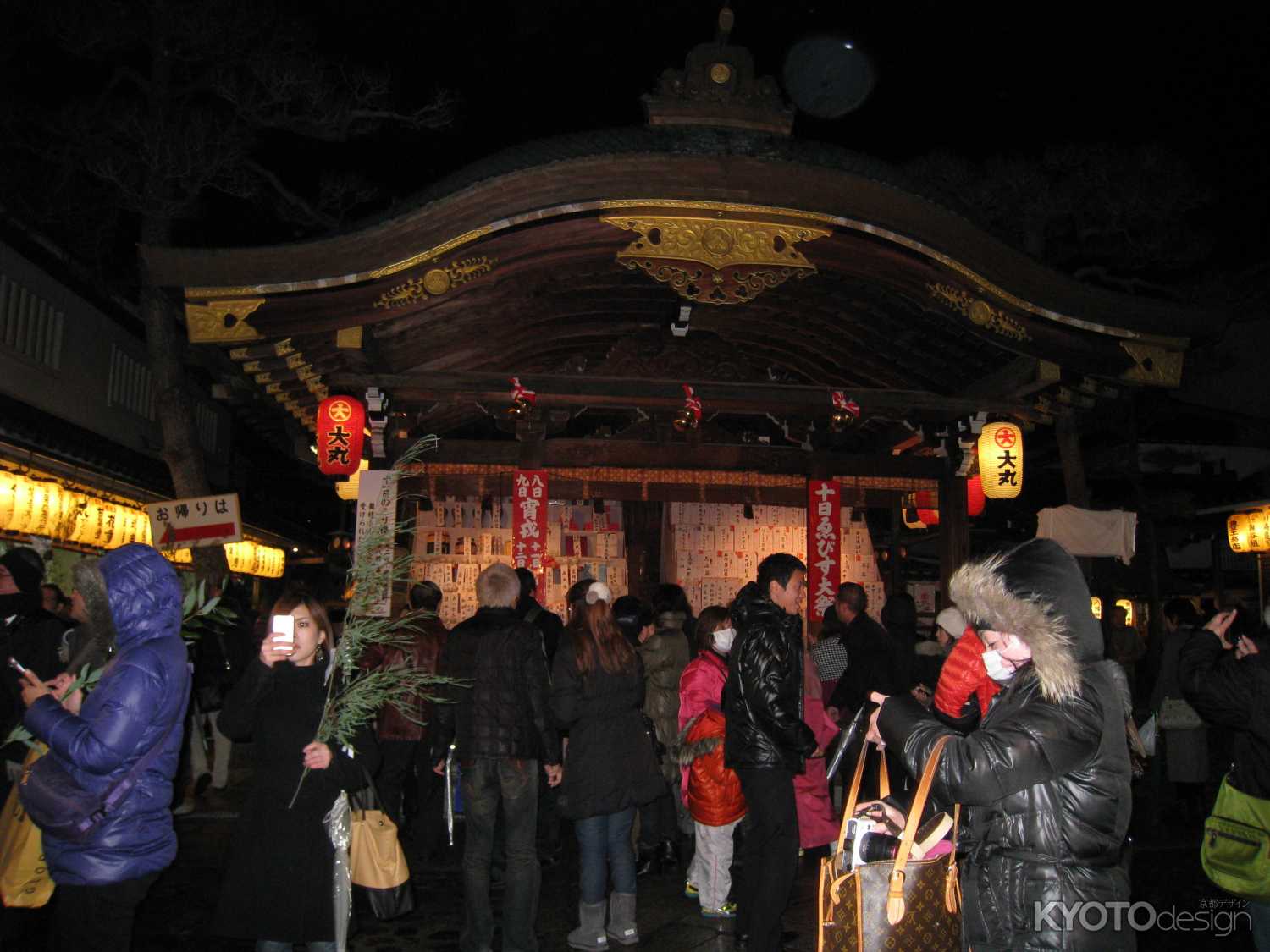 十日戎本殿と参拝者