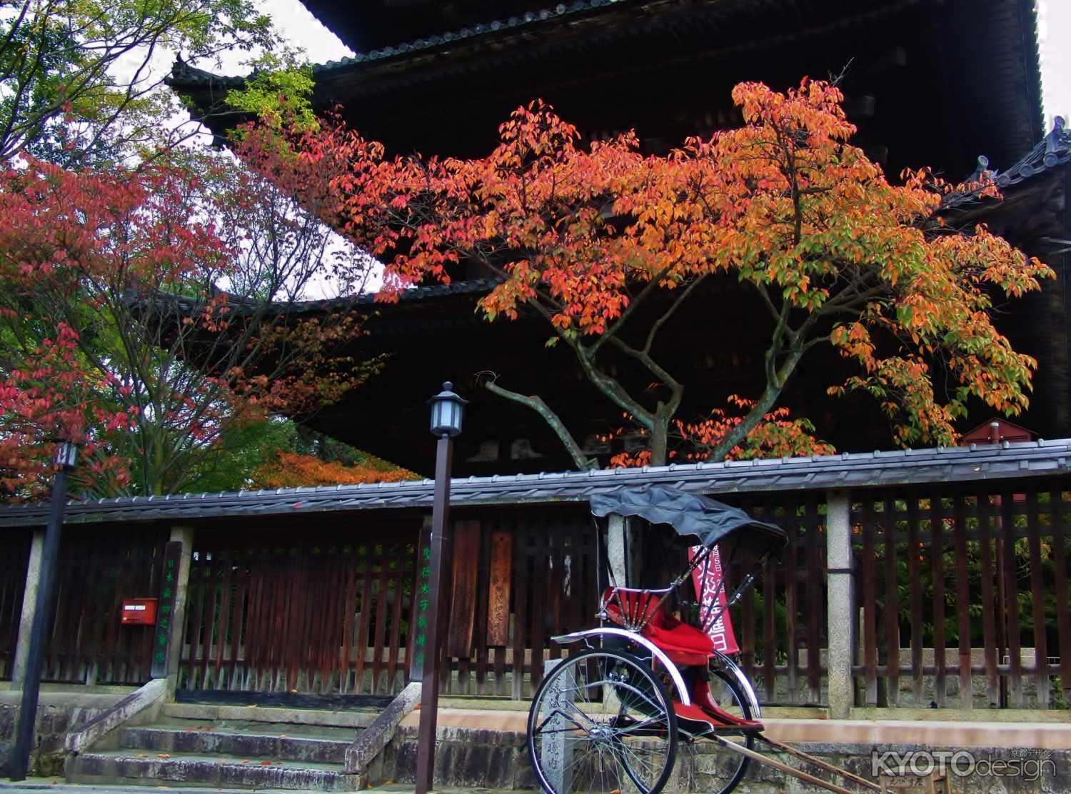 秋の八坂の塔と人力車