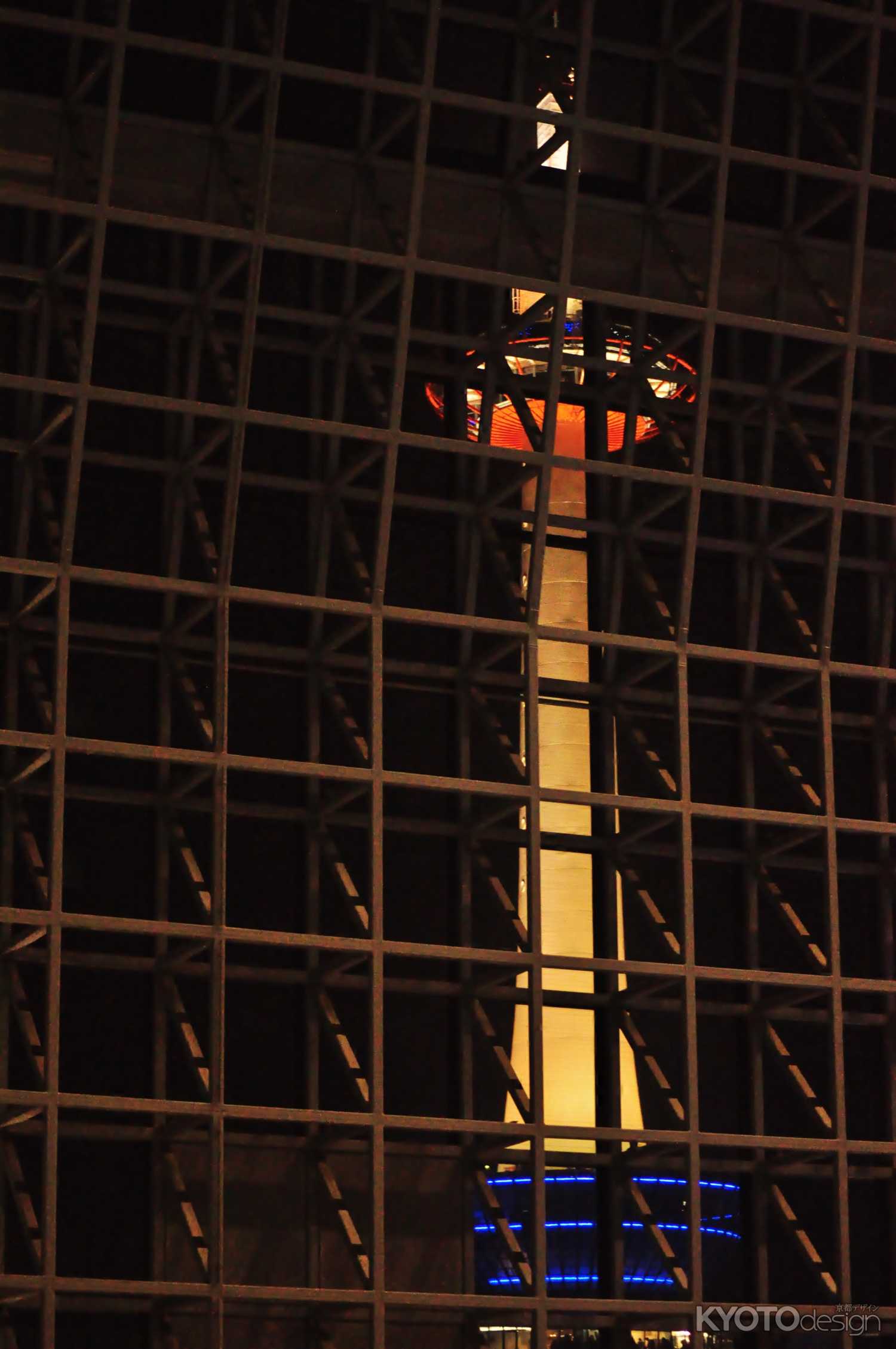 京都駅ビル内から見た京都タワー夜景