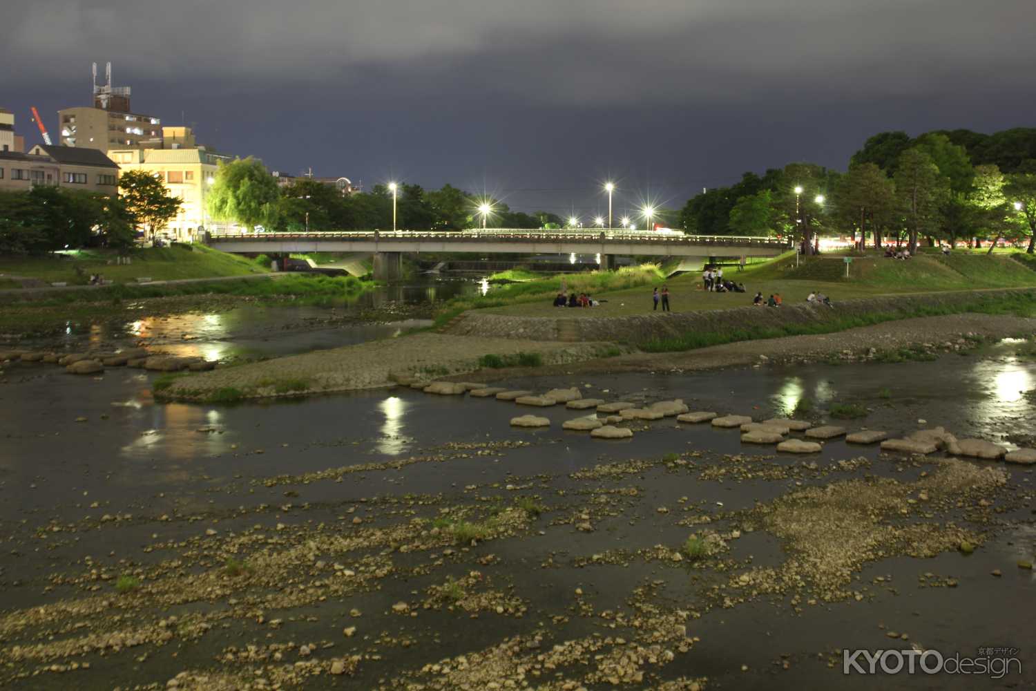 深夜の語らい　鴨川デルタ