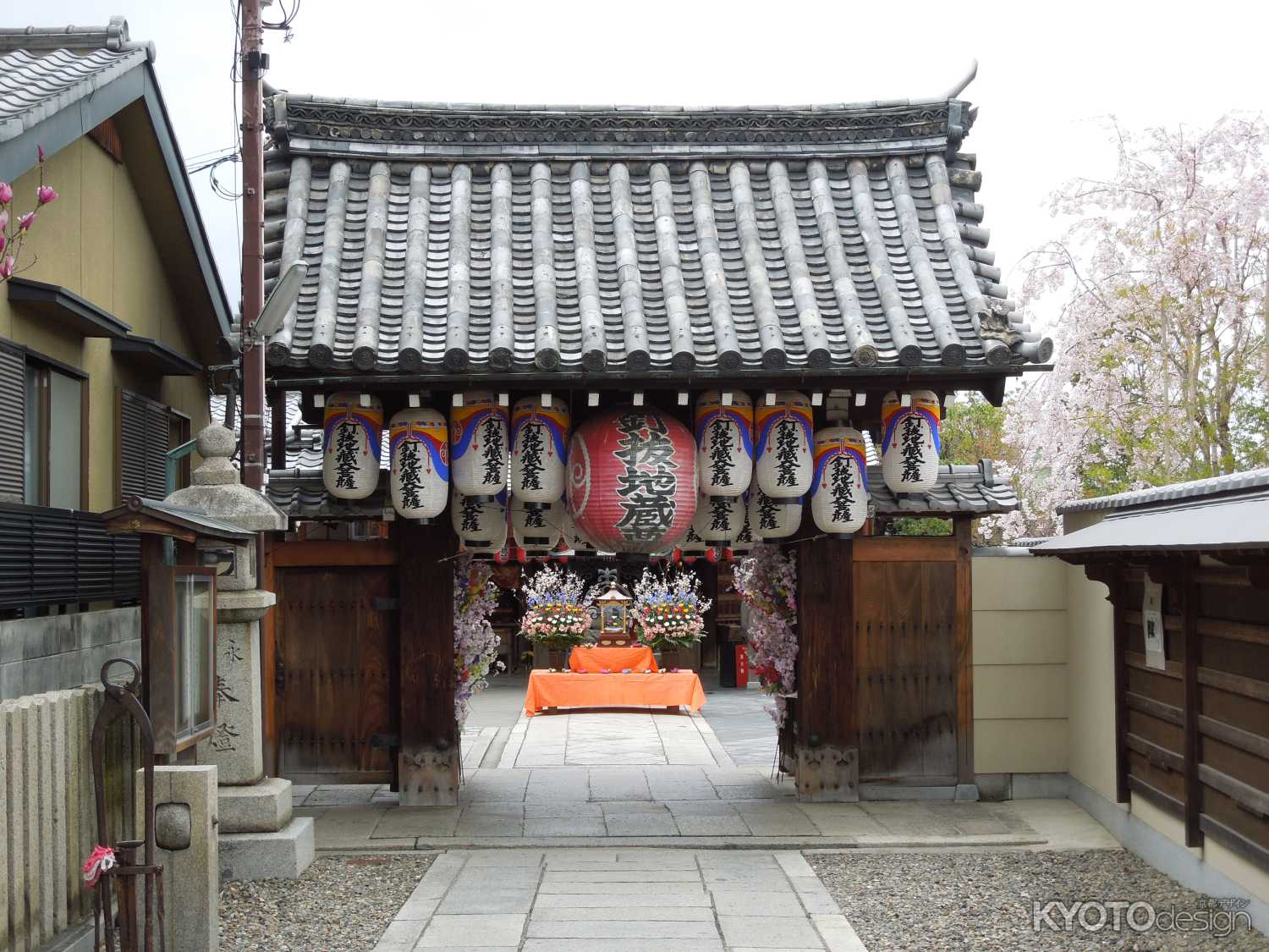 石像寺（釘抜地蔵）の門