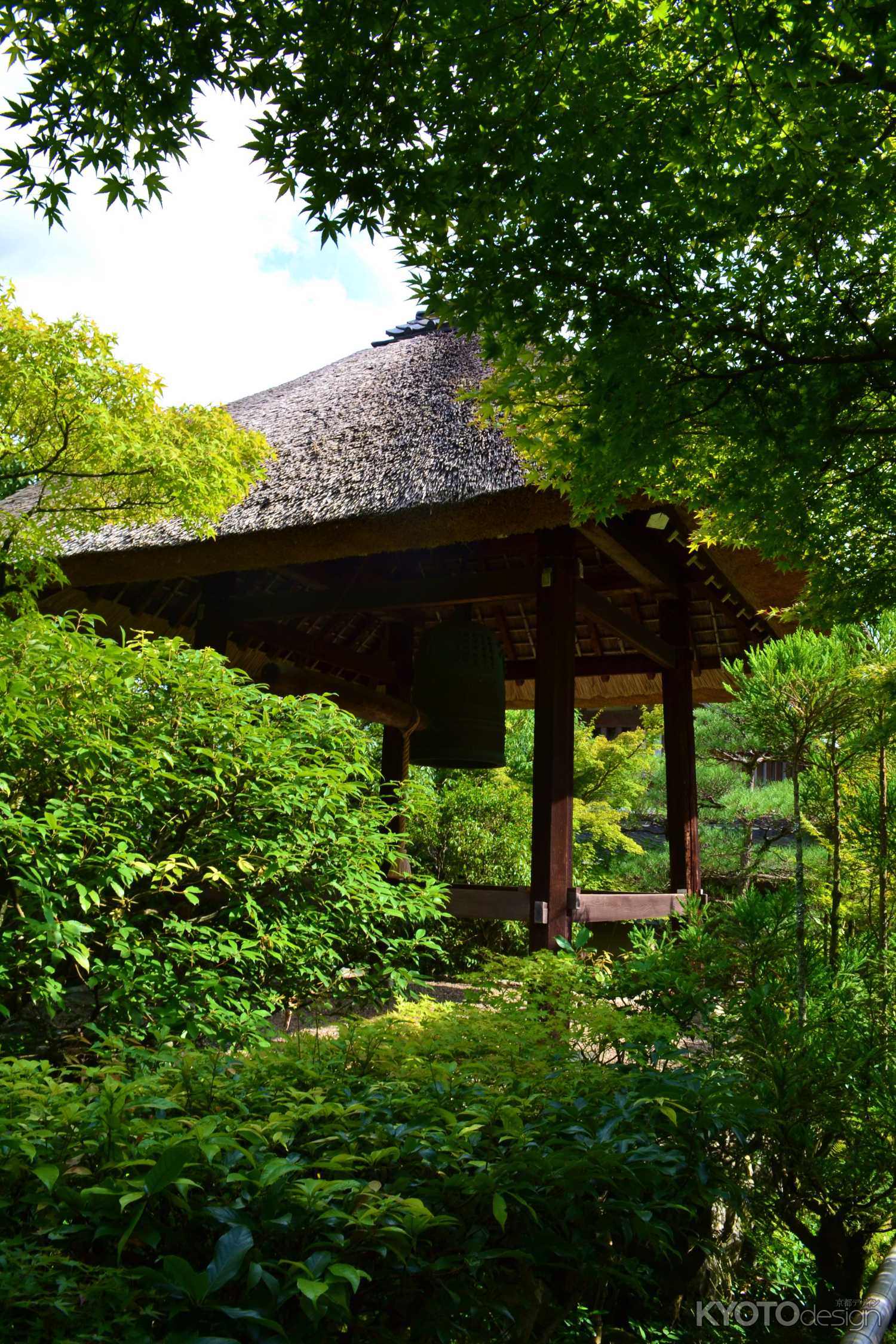 青もみじと鐘楼