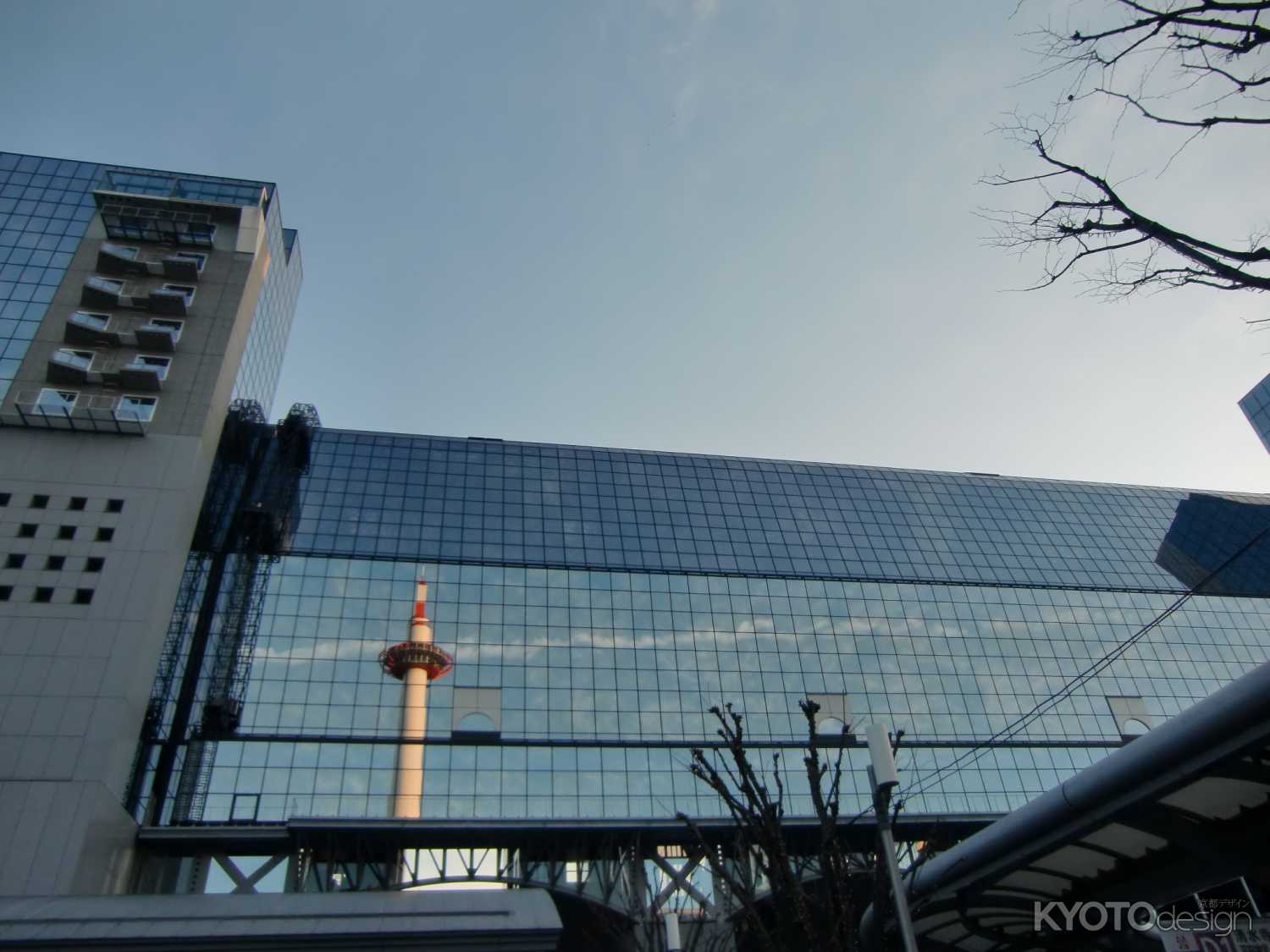 京都タワーと飛行機雲