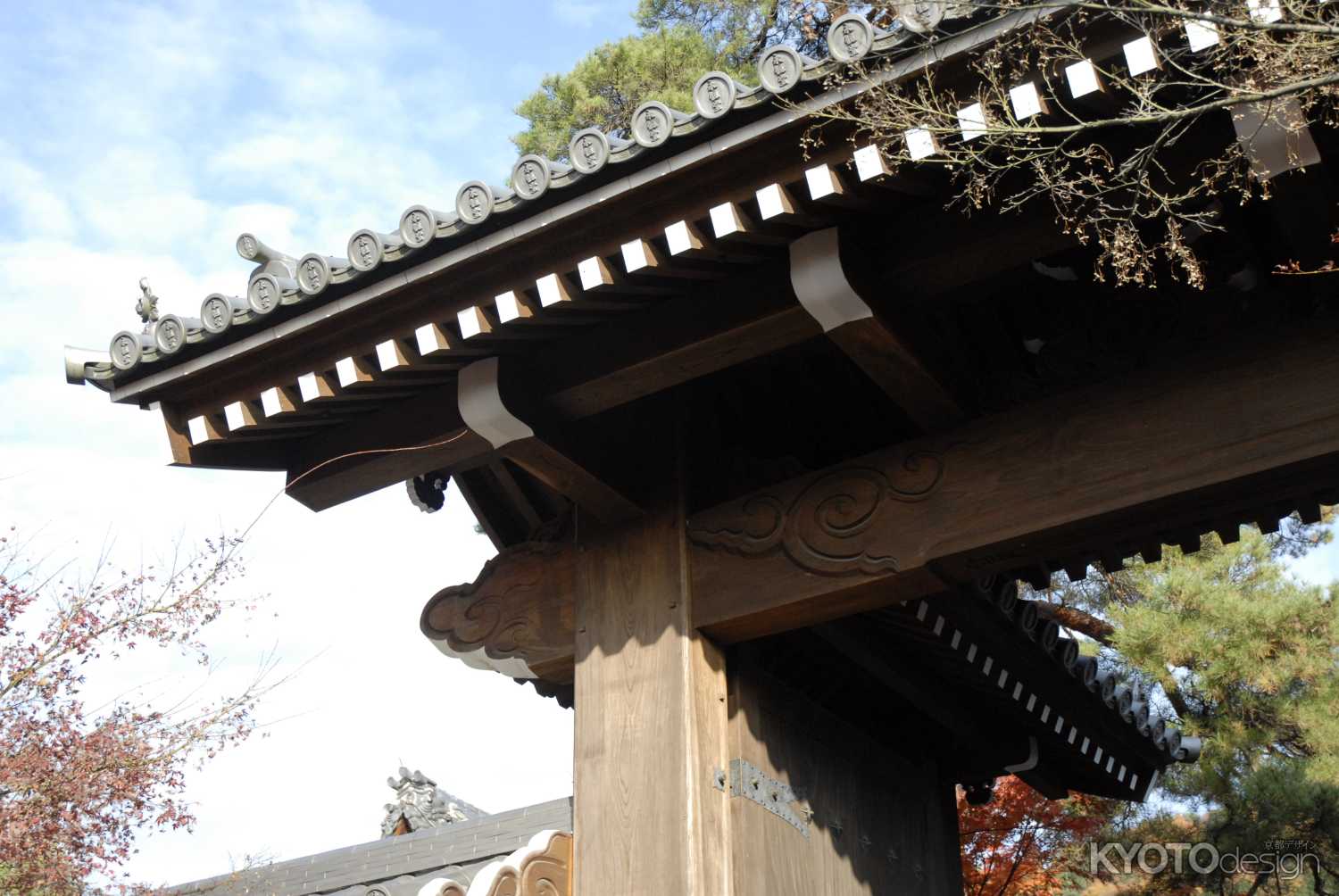 永観堂　秋の空と総門