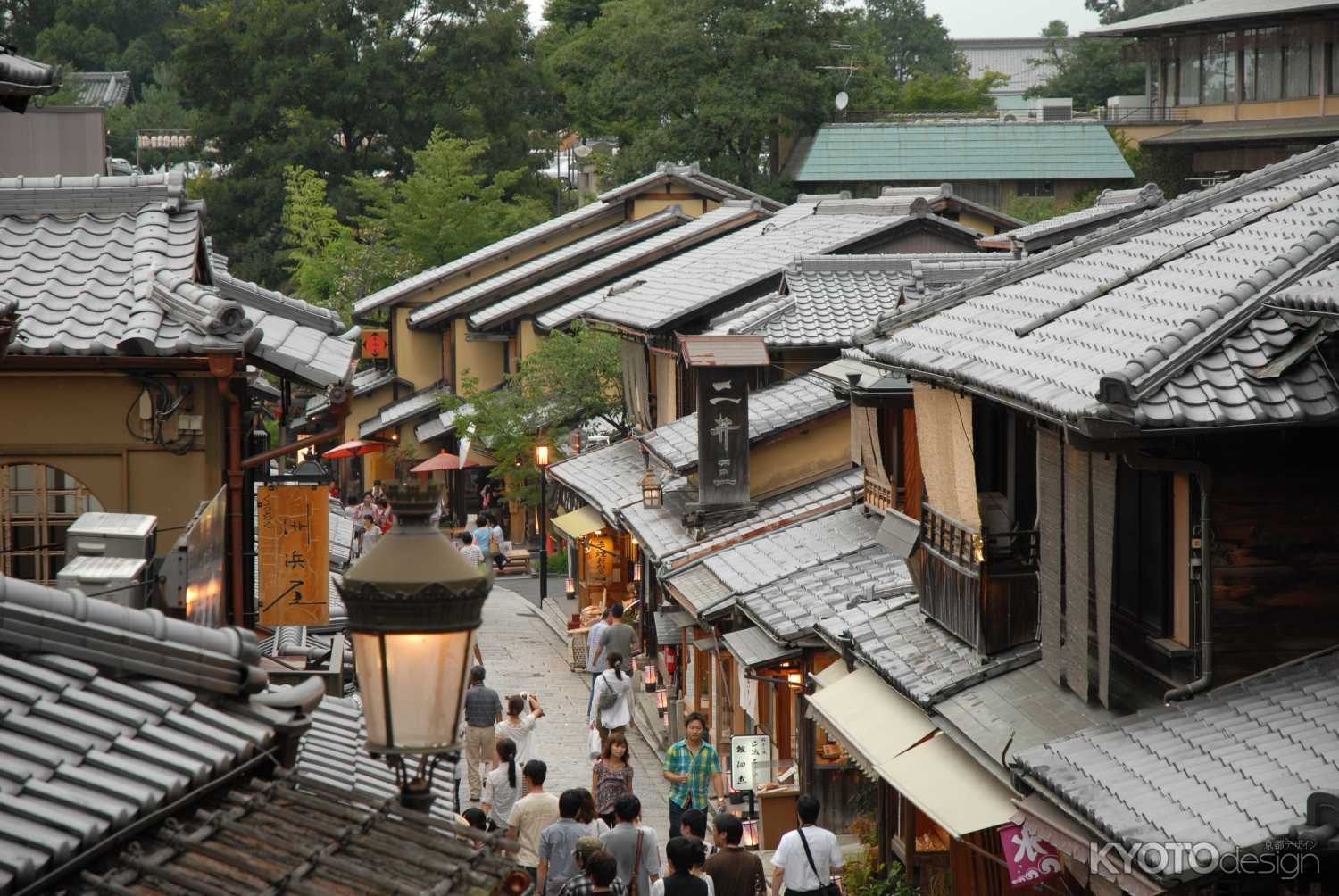軒を連ねる二年坂の店