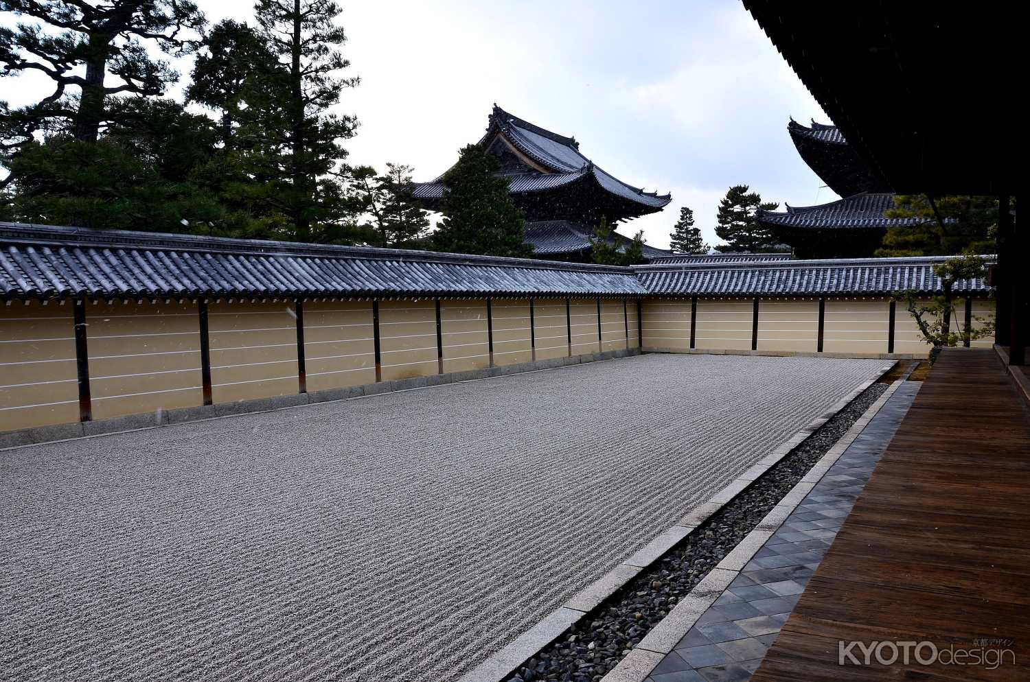 小雪の落ちる庭