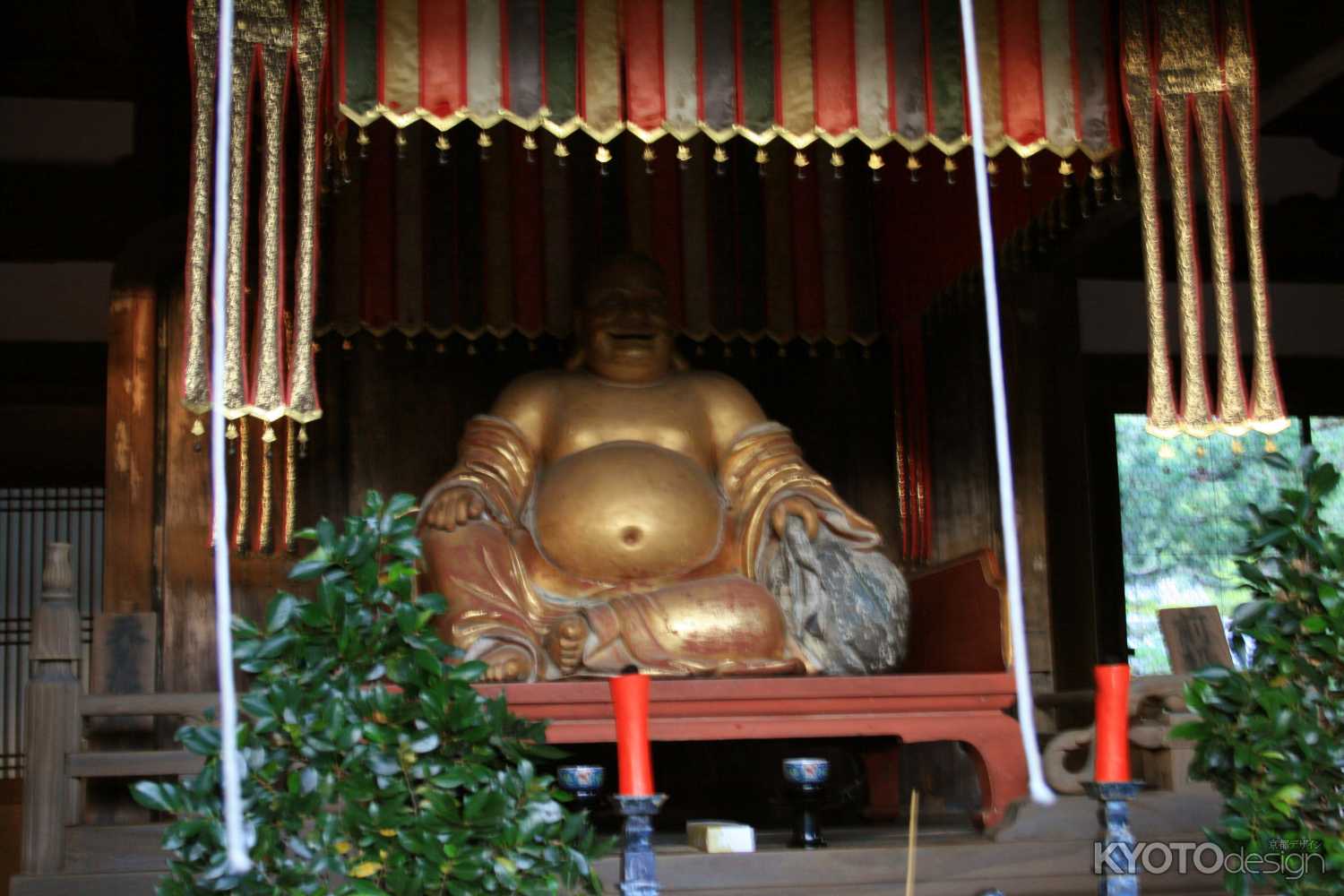 天王殿の布袋像